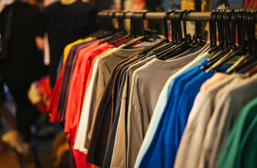 3 Reasons to Buy Bulk Apparel for Your Restaurant