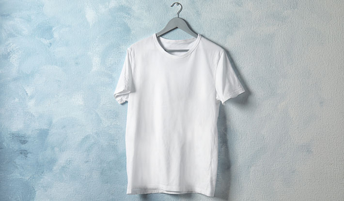 Белая футболка на вешалке